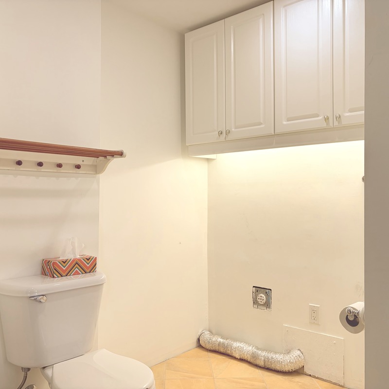 salle de bain avec entrée laveuse-sécheuse